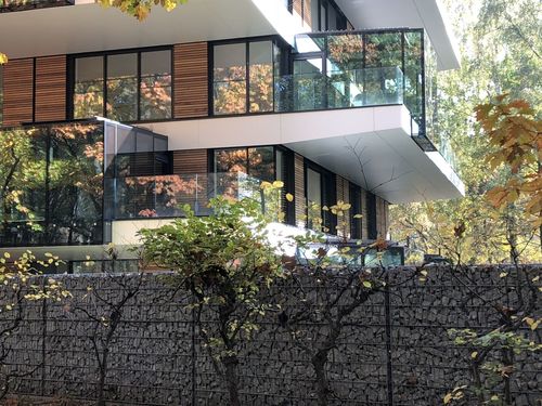 Osiedle Finale Apartments otoczone zielenią w centrum Warszawy. Luksusowy projekt arch. Bogdana Kulczyńskiego
